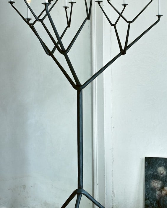 Magis_officina_tree_candle_holder_ambient_mono_AC895_grey_01