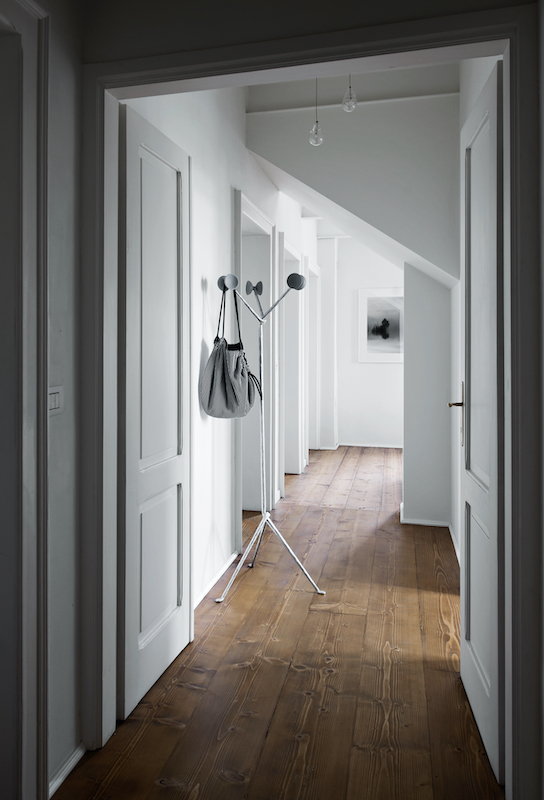 Magis_officina_coatstand_ambient_mono_AC840_galvanized_black_01_hr-3